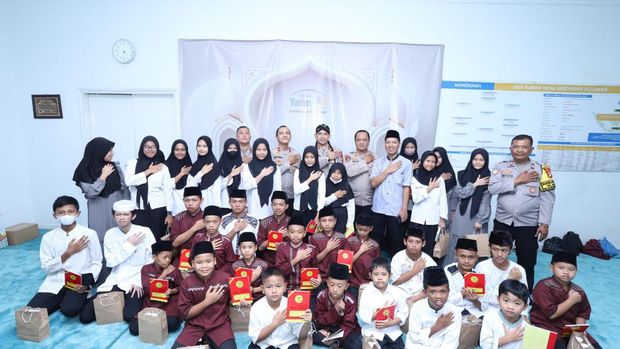 Jelang Hari Anak Internasional, Kapolsek Mampang Santuni Anak Yatim