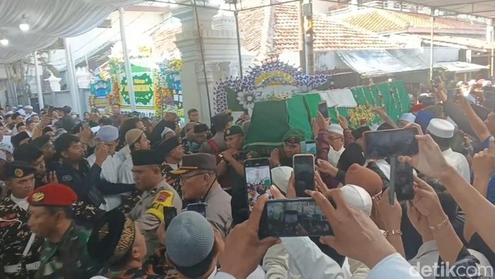 Jenazah Syarifah Salma istri Habib Luthfi Pekalongan diberangkatkan dari rumh duka, Rabu (29/5/2024).