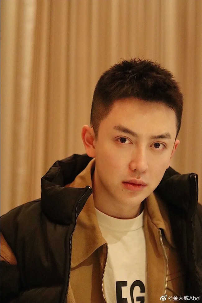 Stres melihat perubahan wajahnya, dikabarkan jika Abel sampai menderita insomnia dan kerontokan rambut. Keluarganya sendiri pun sulit menerima penampilannya. Abel pun memperingati orang-orang untuk tidak sembarangan operasi plastik. Untungnya kini kondisi wajahnya sudah membaik. Foto: Weibo Jin Dawei