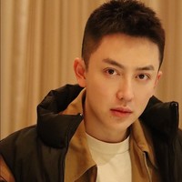 Stres melihat perubahan wajahnya, dikabarkan jika Abel sampai menderita insomnia dan kerontokan rambut. Keluarganya sendiri pun sulit menerima penampilannya. Abel pun memperingati orang-orang untuk tidak sembarangan operasi plastik. Untungnya kini kondisi wajahnya sudah membaik. Foto: Weibo Jin Dawei