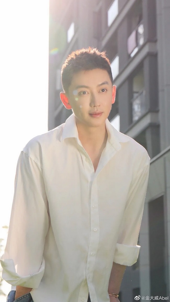 Namun perlahan Abel akan berusaha untuk mengembalikan wajahnya. Ia mencoba mengumpulkan uang untuk memperbaiki penampilan yang kini terlihat sudah jauh lebih baik. Begini penampilan terbaru Abel yang disebut netizen terlihat jauh lebih baik dan lebih muda. Foto: Weibo Jin Dawei