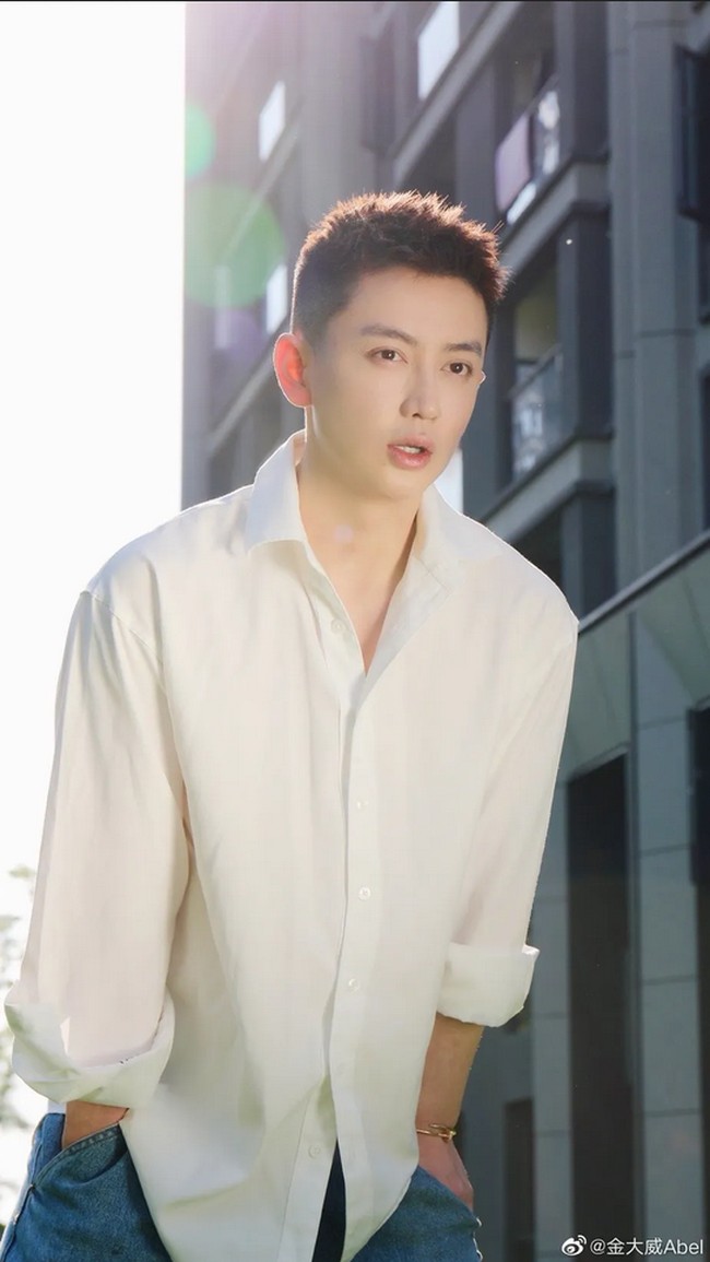 Orang tuaku terus bertanya mengapa aku menjadi sangat jelek bahkan saudara-saudara yang biasanya tidak banyak bicara berkomentar. Sejak itu, aku menghindari mereka. Aku sangat sangat menyesalinya, aku menyesal tidak melindungi diriku yang dulu, ungkap Abel sambil menangis. Foto: Weibo Jin Dawei