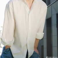 Orang tuaku terus bertanya mengapa aku menjadi sangat jelek bahkan saudara-saudara yang biasanya tidak banyak bicara berkomentar. Sejak itu, aku menghindari mereka. Aku sangat sangat menyesalinya, aku menyesal tidak melindungi diriku yang dulu, ungkap Abel sambil menangis. Foto: Weibo Jin Dawei