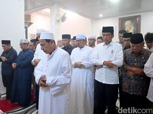 Melayat Syarifah Salma Istri Habib Luthfi, Jokowi Ikut Salatkan Jenazah