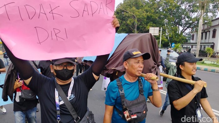 Jurnalis Bengkulu bawa keranda dalam aksi tolak revisi UU Penyiaran.