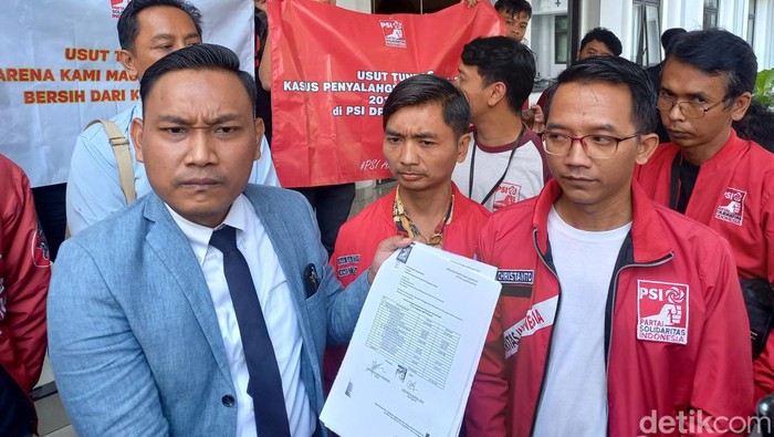 Kader DPD PSI Solo saat melaporkan tiga pengurusnya di Kejaksaan Negeri (Kejari) Kota Solo, Rabu (29/5/2024).
