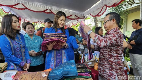 Kahiyang Ayu memborong kain endek Bali saat berkunjung ke Klungkung, Rabu (29/5/2024).