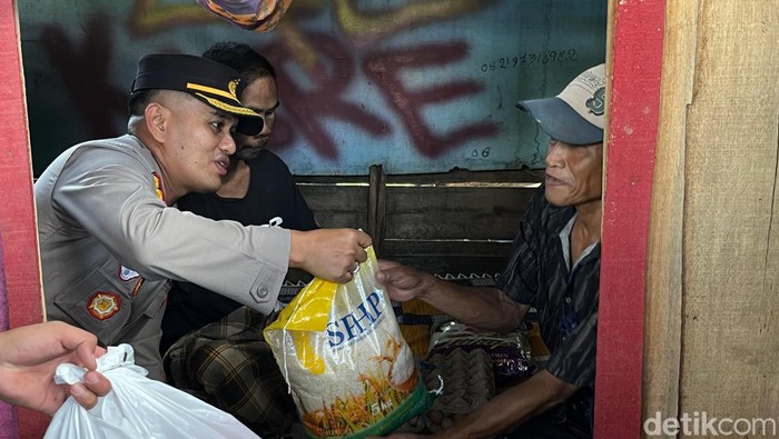 Kapolres Soppeng AKBP Muhammad Yusuf Usman mengunjungi rumah warga yang sudah dibedah dan menyantuni warga miskin ekstrem.