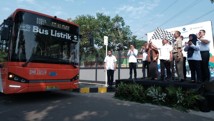 Kawasan Industri Pulogadung Kini Dilalui TransJakarta JIEP bekerja sama dengan TransJakarta menghadirkan layanan angkutan umum di Kawasan Industri Pulogadung. Rutenya adalah Stasiun Klender - Pulogadung via JIEP.