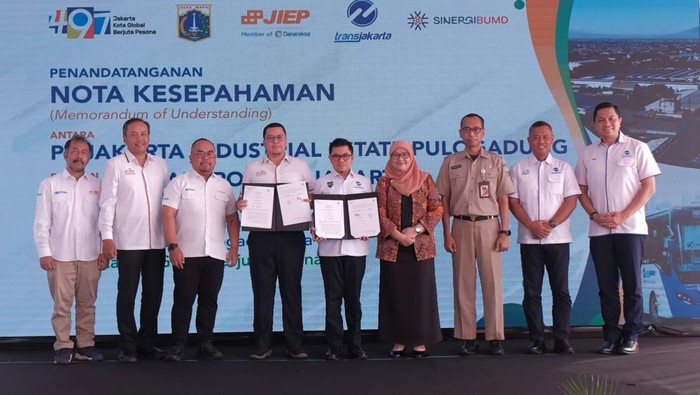 Kawasan Industri Pulogadung Kini Dilalui TransJakarta JIEP bekerja sama dengan TransJakarta menghadirkan layanan angkutan umum di Kawasan Industri Pulogadung. Rutenya adalah Stasiun Klender - Pulogadung via JIEP.