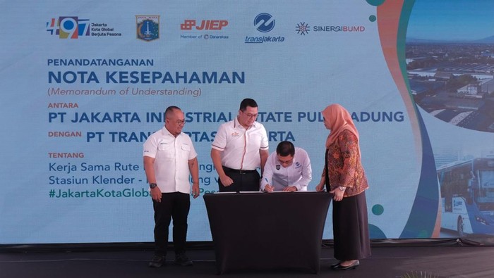 JIEP bekerja sama dengan TransJakarta menghadirkan layanan angkutan umum di Kawasan Industri Pulogadung. Rutenya adalah Stasiun Klender - Pulogadung via JIEP.