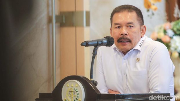Jaksa Agung ST Burhanuddin bersama  Kepala BPKP Muhammad Yusuf Ateh memberikan keterangan kepada awak media terkait perkembangan kasus dugaan korupsi tata niaga komoditas timah wilayah Izin Usaha Pertambangan (IUP) PT Timah Tbk tahun 2015-2022 di Gedung Kejaksaan Agung, Jakarta, Rabu (29/5/2024).