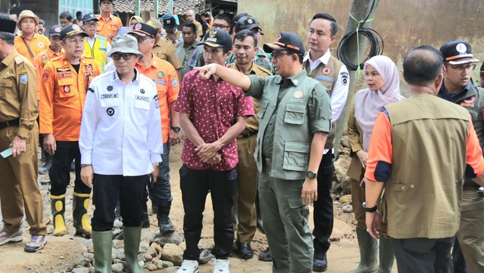 Kepala BNPB Letjen Suharyanto saat kunjungan ke lokasi banjir di OKU