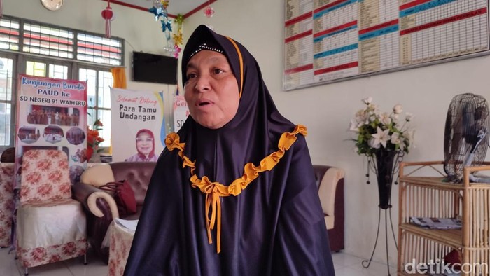Kepala SD Negeri 91 Waiheru Komala Mumin.