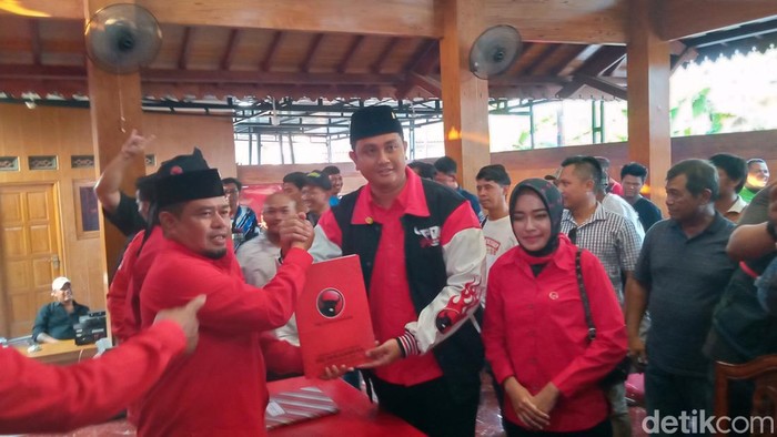 Ketua DPRD Klaten Hamenang Wajar Ismoyo mengembalikan formulir bacabup ke PDIP Klaten, Rabu (29/5/2024).