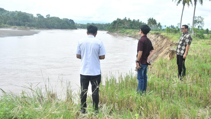 Ketua Komisi II DPRD Pinrang Andi Pallawagau Kerrang bersama Lurah Teppo Abdullah saat meninjau abrasi di Sungai Saddang.