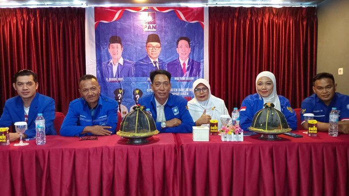Ketua PAN Bantaeng, Muh. Yusuf Badjido (tengah).