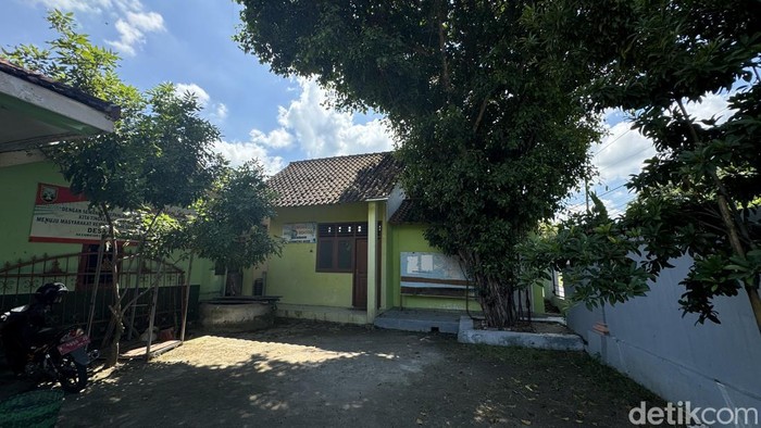 Kondisi di lokasi pohon tempat jenazah Han Siong Kong ditelantarkan anaknya, di Desa Babagan, Lasem, Rembang. Kini tempat itu menjadi kompleks Balai Desa Babagan. Foto diambil pada Rabu (29/5/2024) siang.