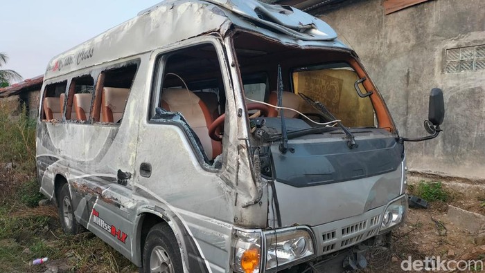 Kondisi Elf yang terguling di Tol Boyolali usai dievakuasi ke Satlantas Boyolali, Rabu (29/5/2024).