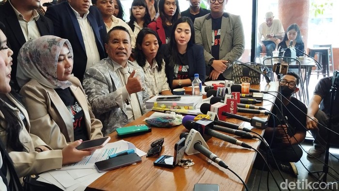 Konferensi pers Keluarga Vina bersama Hotman Paris di Kelapa Gading. (Maulana Ilhami Fawdi/detikcom)