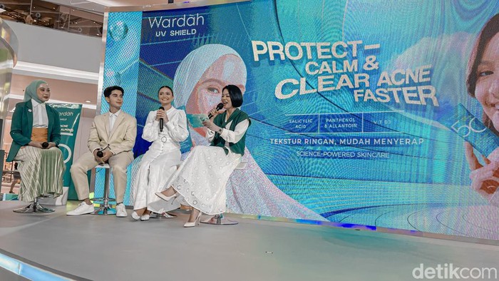 Konferensi pers Wardah UV Shield Acne Calming Sunscreen Serum: The Real #AcneFighterProtector, Rabu (29/5/2024) di Main Atrium Senayan City, Jakarta Selatan
