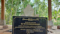 Sebuah keramik bertuliskan “MAKAM AULIA KI WONOKESONGGO (Sayed Muhammad Abdullah Al Hadad)”. Foto: Muhammad Iqbal Al Fardi/detikJogja