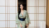 Maria Vania mengaku baru pertama kali memakai yukata. Yukata merupakan salah satu pakaian tradisional Jepang. (Foto: dok Instagram)