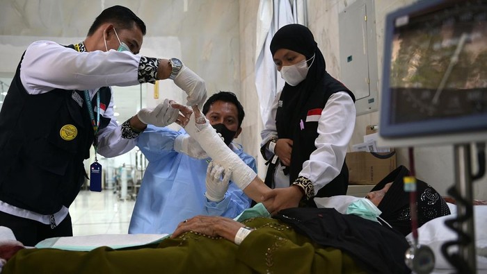 Apoteker menyiapkan obat-obatan di Klinik Kesehatan Haji Indonesia (KKHI) Makkah, Makkah, Arab Saudi, Selasa (28/5/2024). Fasilitas pelayanan kesehatan bagi jamaah haji Indonesia di Makkah yang dikelola Pusat Kesehatan Haji Kementerian Kesehatan tersebut sejak beroperasi pada 20 Mei 2024 hingga saat ini telah menangani 78 pasien rawat inap dan 137 pasien rawat jalan. ANTARA FOTO/Sigid Kurniawan/Spt.