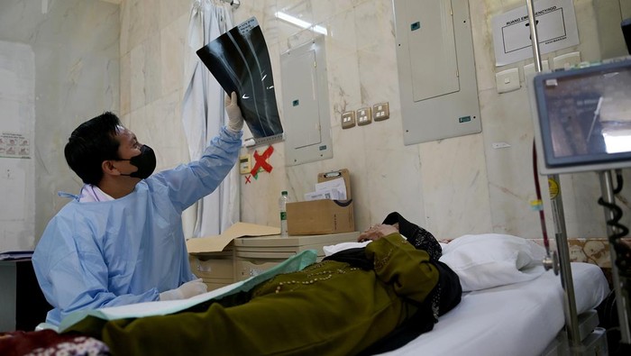 Apoteker menyiapkan obat-obatan di Klinik Kesehatan Haji Indonesia (KKHI) Makkah, Makkah, Arab Saudi, Selasa (28/5/2024). Fasilitas pelayanan kesehatan bagi jamaah haji Indonesia di Makkah yang dikelola Pusat Kesehatan Haji Kementerian Kesehatan tersebut sejak beroperasi pada 20 Mei 2024 hingga saat ini telah menangani 78 pasien rawat inap dan 137 pasien rawat jalan. ANTARA FOTO/Sigid Kurniawan/Spt.