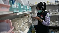 Apoteker menyiapkan obat-obatan untuk pasien di Klinik Kesehatan Haji Indonesia (KKHI) Makkah.  