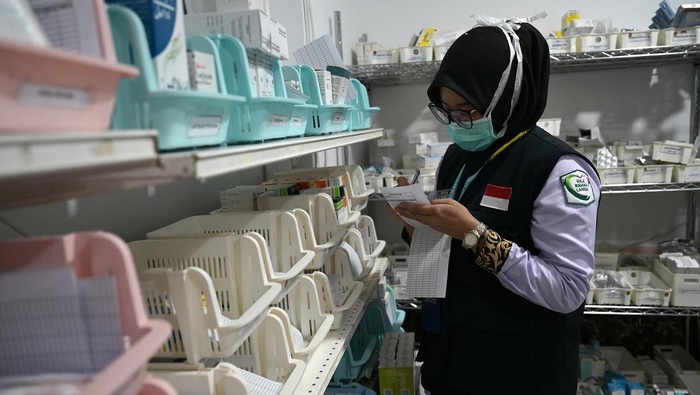 Apoteker menyiapkan obat-obatan di Klinik Kesehatan Haji Indonesia (KKHI) Makkah, Makkah, Arab Saudi, Selasa (28/5/2024). Fasilitas pelayanan kesehatan bagi jamaah haji Indonesia di Makkah yang dikelola Pusat Kesehatan Haji Kementerian Kesehatan tersebut sejak beroperasi pada 20 Mei 2024 hingga saat ini telah menangani 78 pasien rawat inap dan 137 pasien rawat jalan. ANTARA FOTO/Sigid Kurniawan/Spt.