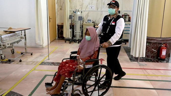 Melihat Penanganan Jemaah Haji Sakit di Makkah Apoteker menyiapkan obat-obatan di Klinik Kesehatan Haji Indonesia (KKHI) Makkah, Makkah, Arab Saudi, Selasa (28/5/2024). Fasilitas pelayanan kesehatan bagi jamaah haji Indonesia di Makkah yang dikelola Pusat Kesehatan Haji Kementerian Kesehatan tersebut sejak beroperasi pada 20 Mei 2024 hingga saat ini telah menangani 78 pasien rawat inap dan 137 pasien rawat jalan. ANTARA FOTO/Sigid Kurniawan/Spt.