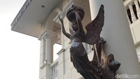 Bangunan ini adalah rumah milik pengusaha ternama Rudy J, Persik atau yang dikenal sebagai pemimpin perusahaan jasa logistik DHL Indonesia. Atas kecintaannya pada seni budaya, Rudy yang juga dikenal sebagai kolektor menyulap Rumah Pesik menjadi bangunan yang tiap sudutnya dihiasi ornamen bernilai seni tinggi.