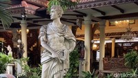 Rumah Pesik dikelola menjadi sebuah hotel sejak sebelum pandemi COVID-19. Namun, terhenti akibat covid dan baru dibuka kembali sekitar 1 tahunan. Dituturkan oleh Roky, dari awal bangunan ini memang tidak didesain sebagai hotel, sehingga jumlah kamar yang banyak bukanlah suatu kesengajaan.