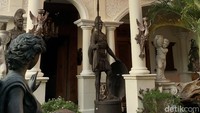 Setelah tutup bertahun-tahun, kini Rumah Pesik dibuka untuk umum. Jika hanya ingin berfoto-foto dan melihat saja, maka pengunjung dikenai biaya masuk Rp 25.000, namun jika menghabiskan waktu di kafenya dan membeli makan atau minuman maka biaya masuknya gratis.