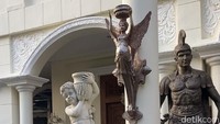 Masuk ke Gang Soka, Kotagede, Rumah Pesik tidak akan sulit ditemukan. Jika dilihat dari luar bangunan ini mencolok dengan cat warna tembok hijaunya. Kemudian masuk melewati salah satu dari ketiga pintu yang terbuka, traveler akan disambut bak terlempar ke dalam lorong waktu masa kerajaan. Di salah satu pintu terdapat prasasti yang berisi daftar nama-nama tokoh penting dunia yang pernah menginap di sana, termasuk Lech Walesa, mantan Presiden Polandia pada tahun 1990-1995 dan penerima Nobel Perdamaian tahun 1993.