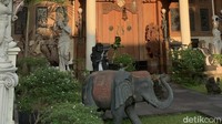 Sekilas jika dilihat dari luar, Traveler tak akan sangka jika di balik benteng hijau itu menyembunyikan bangunan-bangunan tinggi megah dengan arsitektur kental akan budaya. Terlihat bangunan dengan gaya arsitektur Thailand di dalamnya traveler bahkan akan menemukan patung arca Buddha. Dari lantai duanya, pemandangan saat sunset begitu menakjubkan.