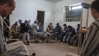 Tawanan perang Rusia berlindung saat terjadi potensi serangan roket di pusat penahanan. Berdasarkan Konvensi Jenewa, hak istimewa POW mencakup komunikasi rutin ke rumah dalam bentuk surat dan kartu setidaknya dua kali sebulan. Ukraina telah melakukan lebih dari itu dengan mengizinkan panggilan telepon berdurasi 15 menit sejak awal perang, dengan harapan Rusia akan membalasnya.