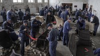Tawanan perang Rusia membuat furnitur jalanan di pusat penahanan. Fasilitas telepon adalah jalur penyelamat yang tidak tersedia bagi tawanan perang Ukraina. Kini, keluarga Ukraina yang marah menuntut diakhirinya panggilan telepon yang dilakukan tentara Rusia yang dipenjara. Bagi warga Ukraina yang dipenjara, panggilan telepon tidak ada dan bahkan surat pun jarang. Keluarga biasanya mengetahui nasib mereka hanya ketika kawan-kawan yang dibebaskan dalam pertukaran menyampaikan kabar.