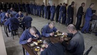 Tawanan perang Rusia makan siang bersama di pusat penahanan. Laporan yang sama juga menemukan laporan tersendiri mengenai pelecehan terhadap tentara Rusia, kebanyakan pada saat penangkapan atau transit ke tempat interniran. Beberapa tawanan perang Rusia berbicara penuh semangat dan panjang lebar dengan jurnalis AP, meski sebagian besar menolak berbicara sama sekali. Penjaga menjauhi jurnalis selama wawancara. Para tahanan hanya memberikan nama depan mereka.