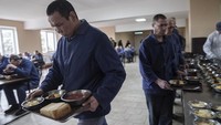Tawanan perang Rusia mengambil makan siang mereka di pusat penahanan. Akses ke situs-situs Rusia tempat warga Ukraina ditahan sangat terbatas. Laporan-laporan PBB berdasarkan wawancara pasca-pembebasan menemukan bahwa sebagian besar tawanan perang Ukraina secara rutin mengalami pengabaian medis, penganiayaan yang parah dan sistematis, dan bahkan penyiksaan.