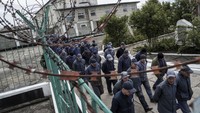 Tentara Rusia yang ditangkap berjalan ke tempat perlindungan selama alarm serangan udara di pusat penahanan tawanan perang di wilayah Lviv Ukraina, dalam foto yang diambil pada Kamis, 25 April 2024. AP mengunjungi pusat tersebut sebagai bagian dari sekelompok kecil jurnalis dengan syarat lokasi tepatnya berada dirahasiakan.