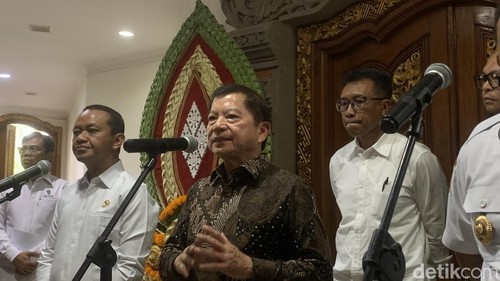 Menteri PPN/Kepala Bappenas Suharso Monoarfa saat konferensi pers di kantor Gubernur Bali, Denpasar, Rabu (29/5/2024). (Foto: Rizki Setyo/detikBali)