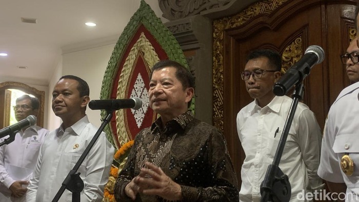 Menteri PPN/Kepala Bappenas Suharso Monoarfa saat konferensi pers di kantor Gubernur Bali, Denpasar, Rabu (29/5/2024). (Foto: Rizki Setyo/detikBali)