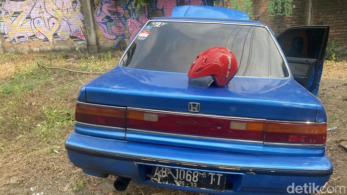 Mobil civic yang ditemukan di Ring Road Barat, Sleman, hilang kempat rodanya, Selasa (28/5/2024).