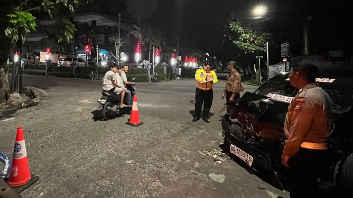 Mobil Toyota Calya menabrak pemotor hingga tewas di Pekanbaru. (Dok Satlantas)