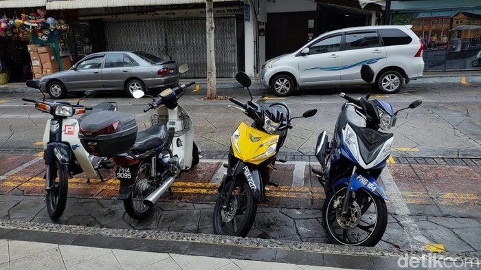 Motor parkir di Penang, Malaysia.