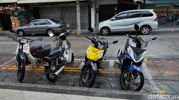 Motor parkir di Penang, Malaysia.
