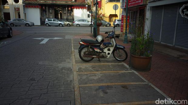 Motor parkir di Penang, Malaysia.
