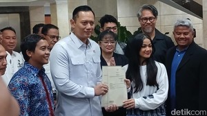 Hari ini Menteri ATR/PBN Agus Harimurti Yudhoyono yang langsung menyerahkan 2 surat sertifikat tanah tersebut ke Nirina Zubir. Foto: Febri/detikHOT